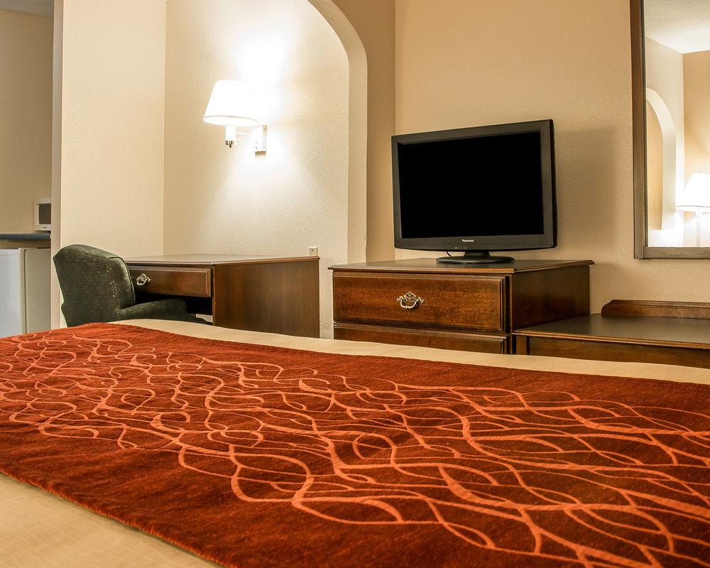 Baymont By Wyndham Airport Area Free Airport Shuttle